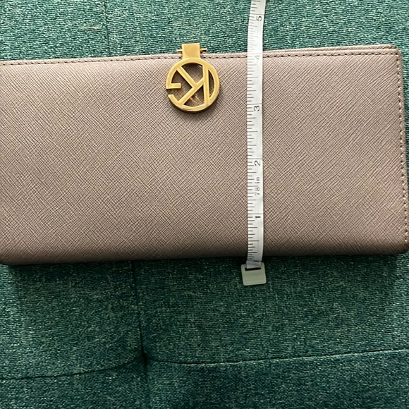 Kurt Geiger Wallet. Barely used. As good as new. Bought for £70( 118 CAD ) - Picture 10 of 10